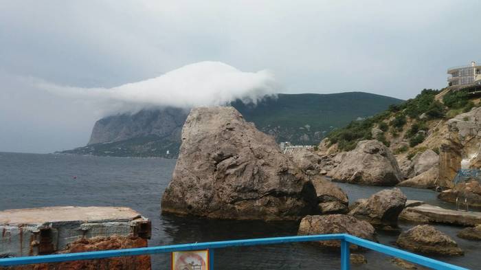 A cloud in the form of a hat, which appeared above a huge boulder, attracted the attention of vacationers in Laspi. - My, Nature, Sea, Clouds, Relaxation, Crimea, Longpost