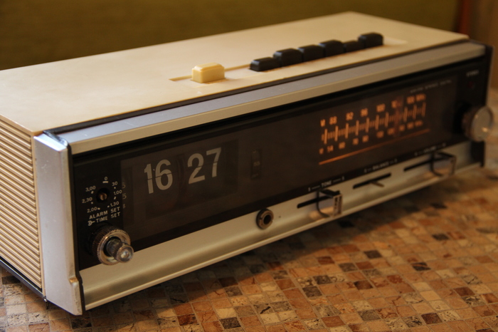 LLOYD'S AM/FM Clock-radio. Model JJ-6673 (   70) . , , , 1970, 