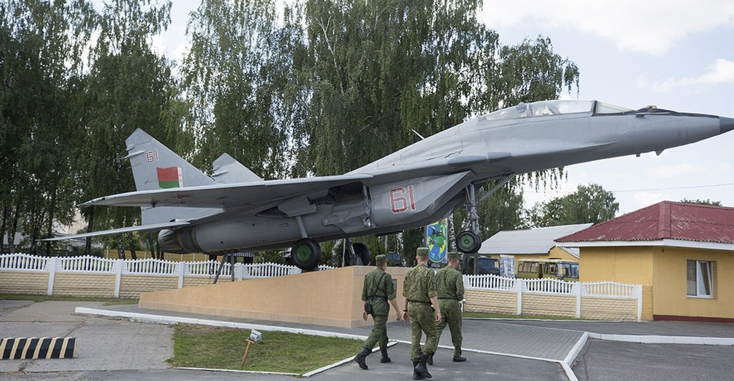 Если бы они катапультировались, то самолет упал бы на людей». Десять лет  назад два белорусских летчика погибли, спасая польские деревни | Пикабу