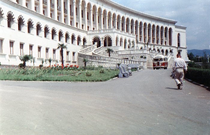 "Дворец Эпохи Социализма" Гигантский заброшенный санаторий в Цхалтубо