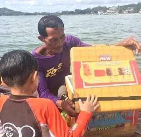 This man is selling ice cream to passing boats right in the sea! - Business, Trade, Sea, The photo, Longpost