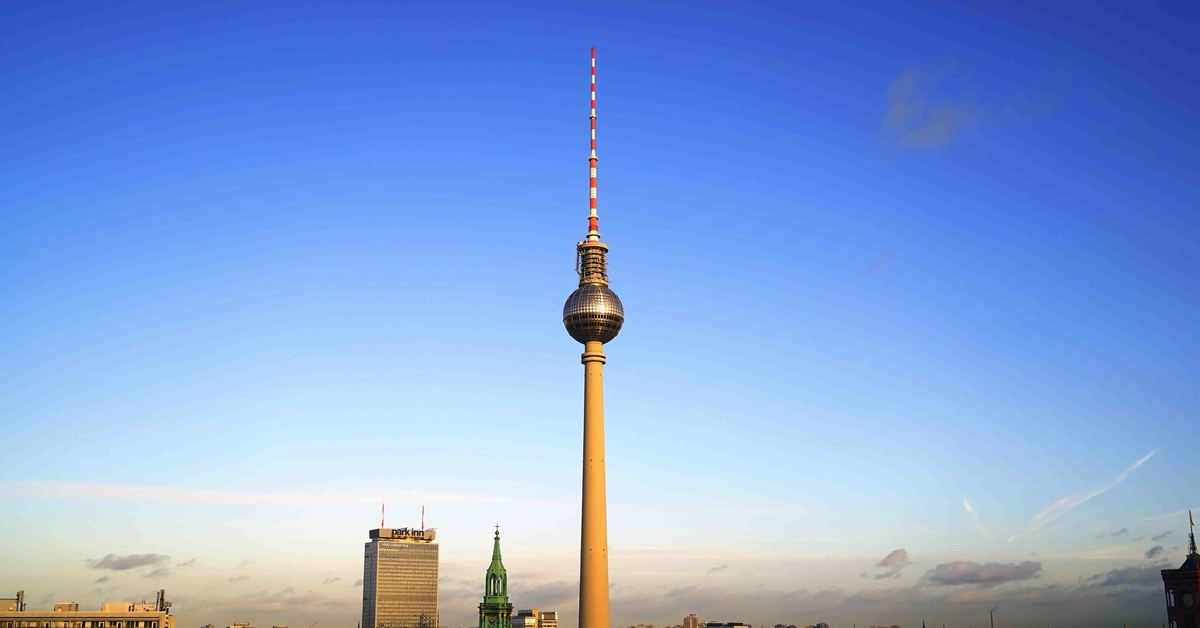 Tv tower. Телебашня в Берлине. Телевизионная башня в Берлине. Fernsehturm Берлин. Высокая телебашня в Берлине.