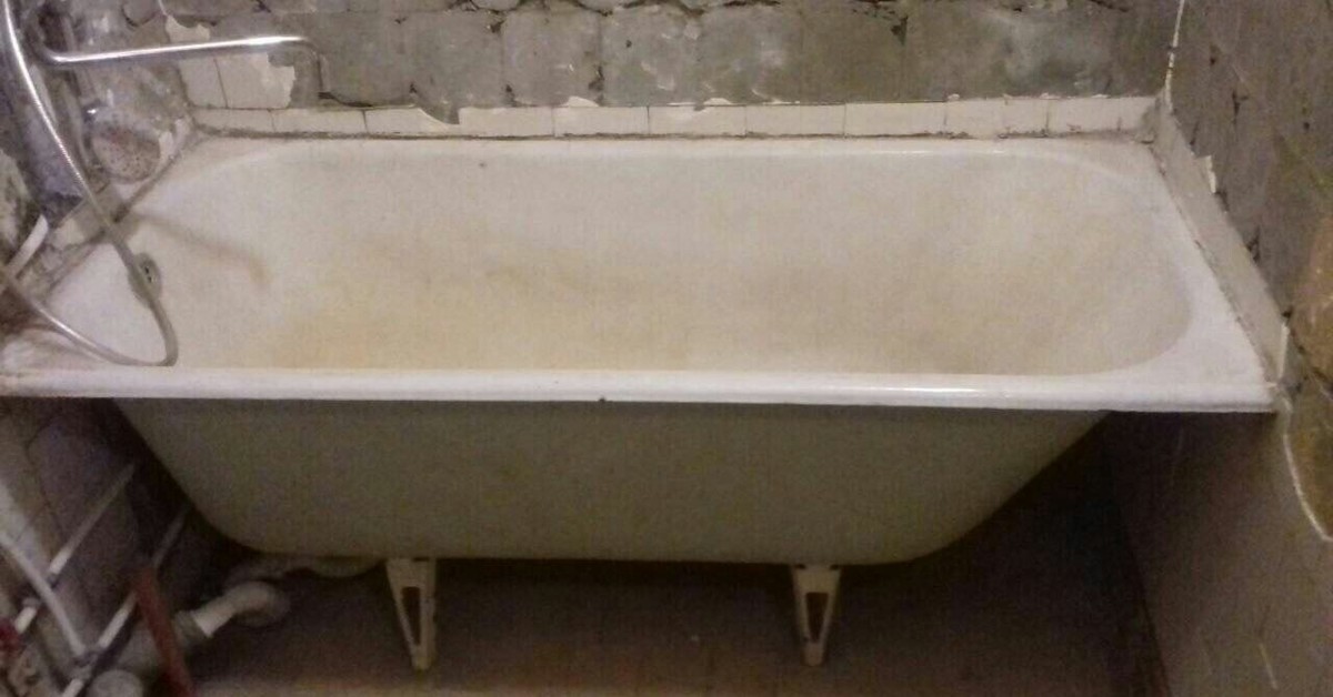 Упала ванна что делать. Советская чугунная ванна 1989. Ванная Советская чугунная. Чугунная Советская ванна на ножках. Ванна на ножках 160х70.