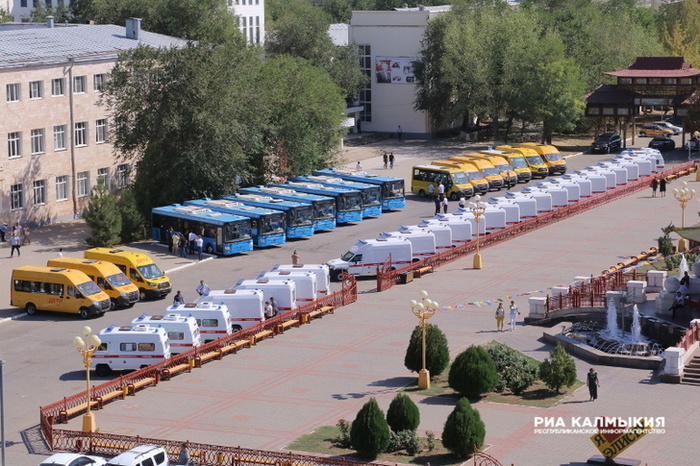 7 ЛиАЗов, 13 школьных автобусов и 27 «скорых» прибыли в Калмыкию Медицина, Образование, Авто, Калмыкия, Россия