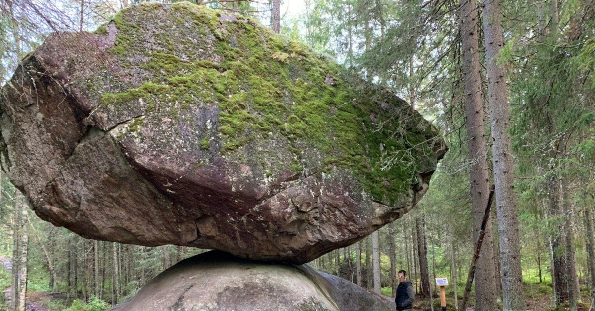 Гиб камень. Камень Куммакиви Финляндия. Камень в лесу. Ледниковые валуны. Валун в лесу.
