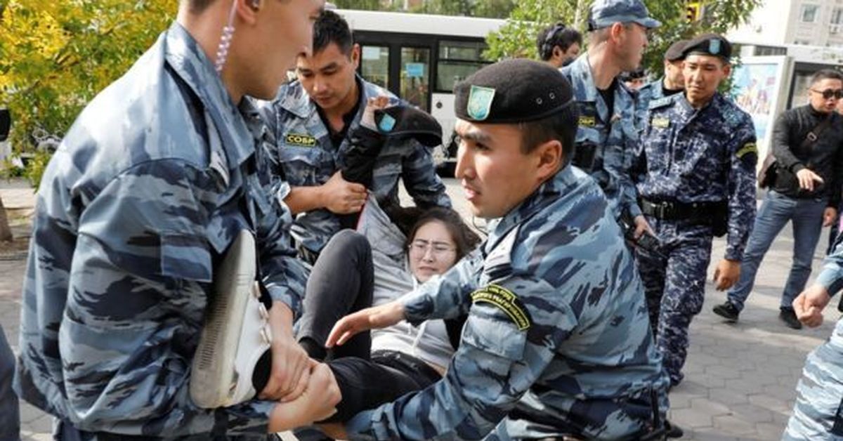 Ситуация в казахстане сегодня последние новости. Протесты в Казахстане. Полиция Казахстана арест. В Казахстане полиция митинги 2022. Разгон митинга в Казахстане.