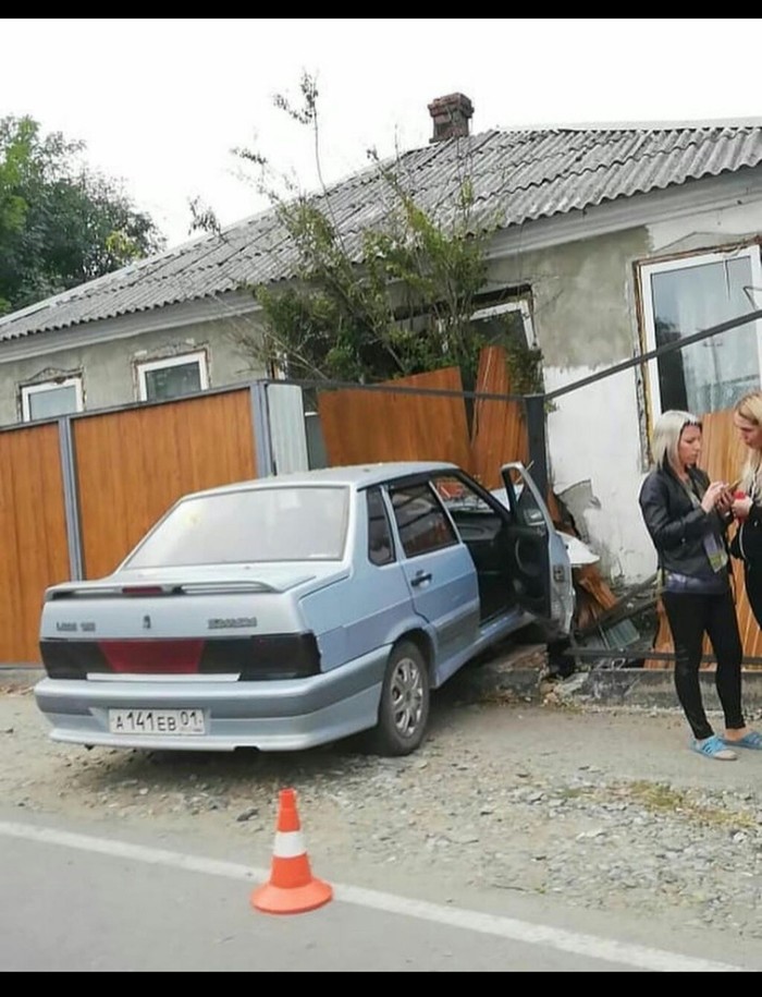 Опять въехали в дом. Адыгея пос. Тульский - Автомобилисты, Авария, Въехал, Длиннопост