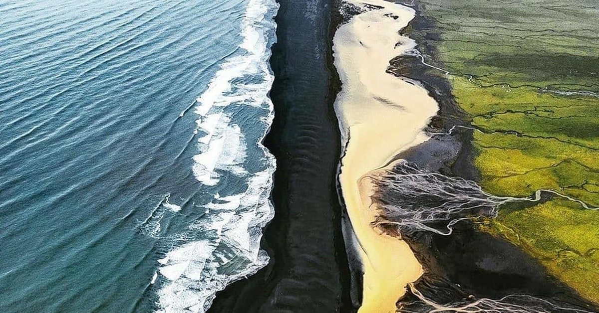 Место где встречаются. Рейнисфьяра Исландия черный пляж желтая река. Рейнисфьяра Исландия. Пляж Рейнисфьяра с желтой рекой. Пляж Рейнисфьяра Исландия.