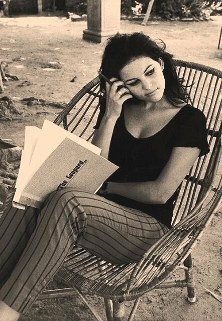 Reading Claudia - Claudia Cardinale, Reading, Retro, Actors and actresses