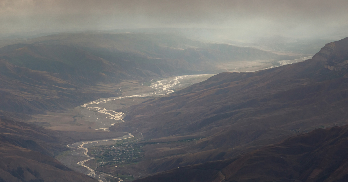 Самур азербайджан. Долина реки Самур. Самурская Долина Южный Дагестан. Река Самур в Дагестане. Река Самур в Азербайджане.