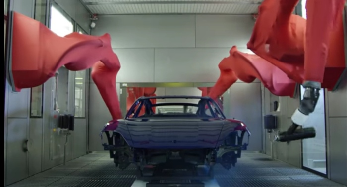 Чутка крипоты от Porsche. Видео со сборочного конвейера нового Porsche Taycan.