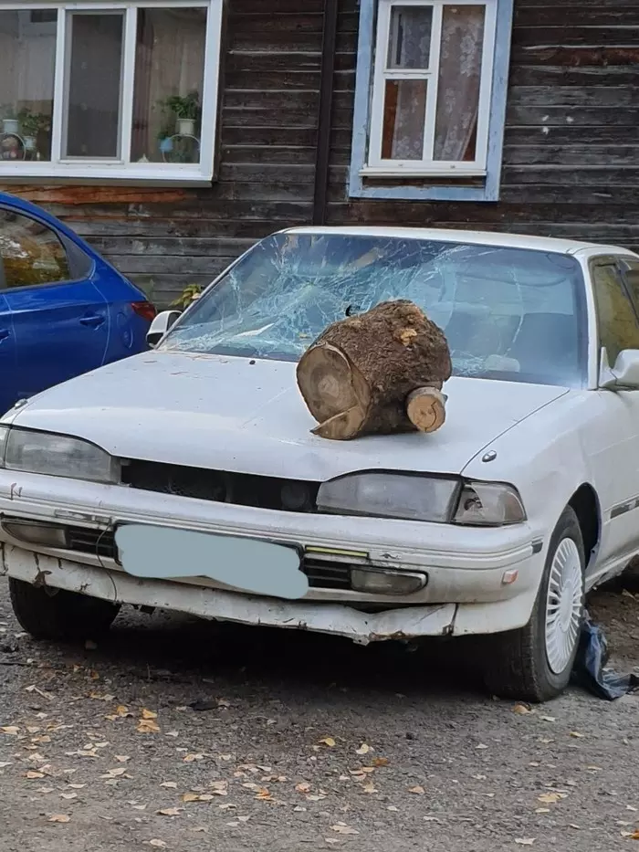 А у нас во дворе... А у вас? - Моё, Алкоголики, Убитая машина, Драка, Идиотизм