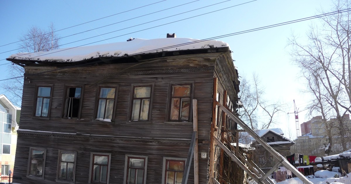 Постоять на месте. Архангельск бараки. Покосившийся деревянный дом. Ветхие дома в России. Аварийный дом с подпорками.