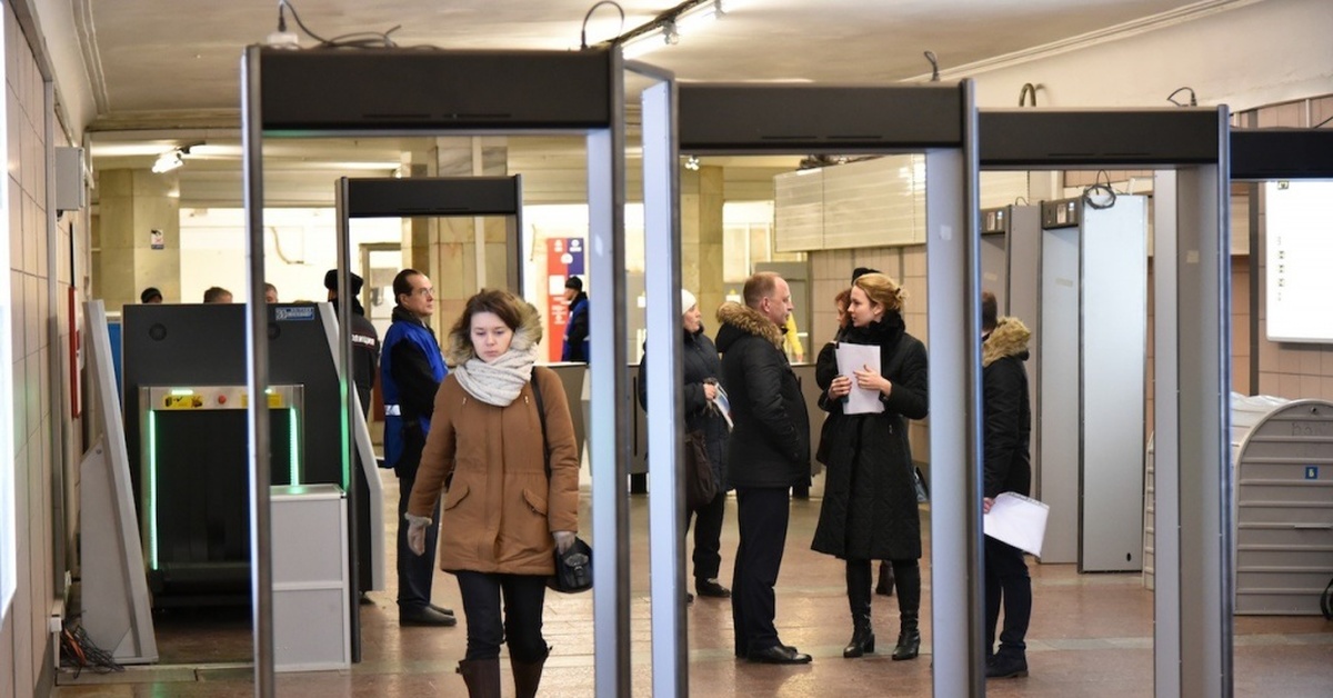 Проходить через. Московский метрополитен рамка металлодетектора. Металлодетекторы на вокзалах. Металлодетектор на вокзале. Металлодетекторы в аэропорту.