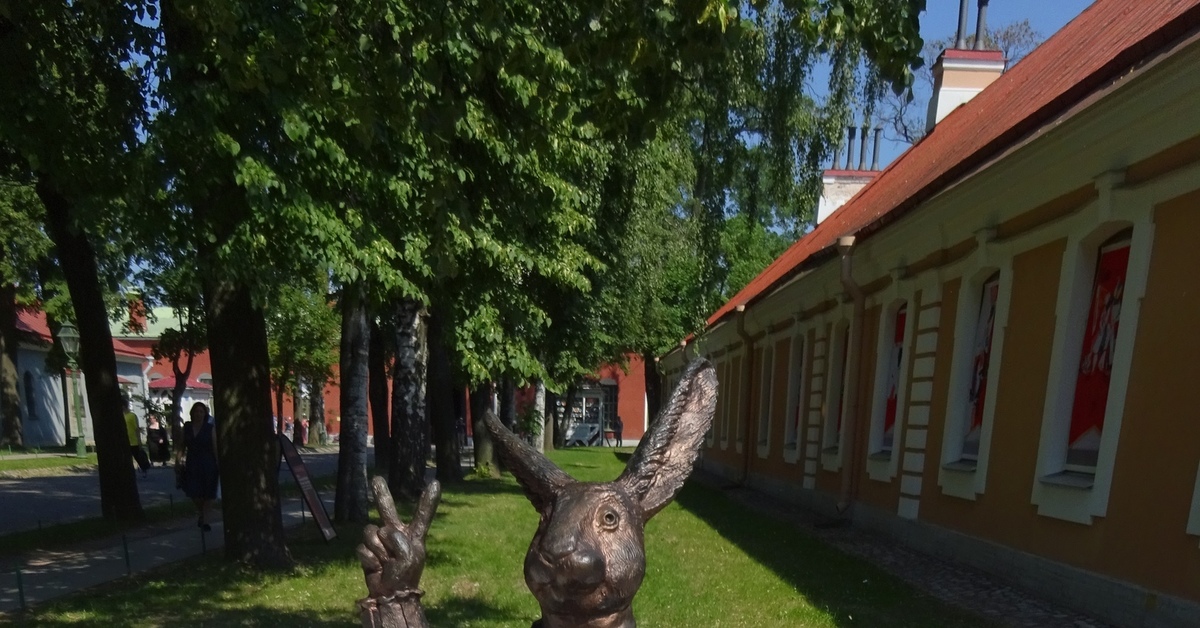 Где в питере заяц сидит на скамейке