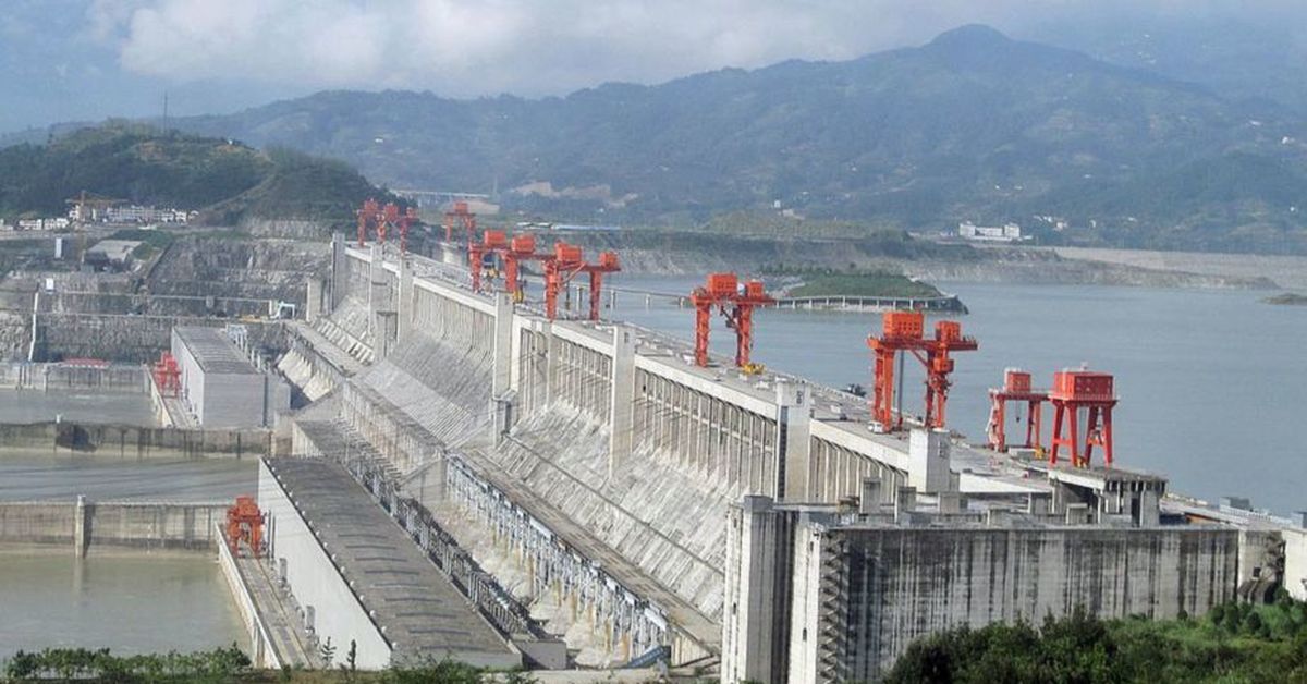 В какой стране крупнейшая гэс. Три ущелья ГЭС. Санься ГЭС Китай. Три ущелья на реке Янцзы. Плотина на Янцзы.
