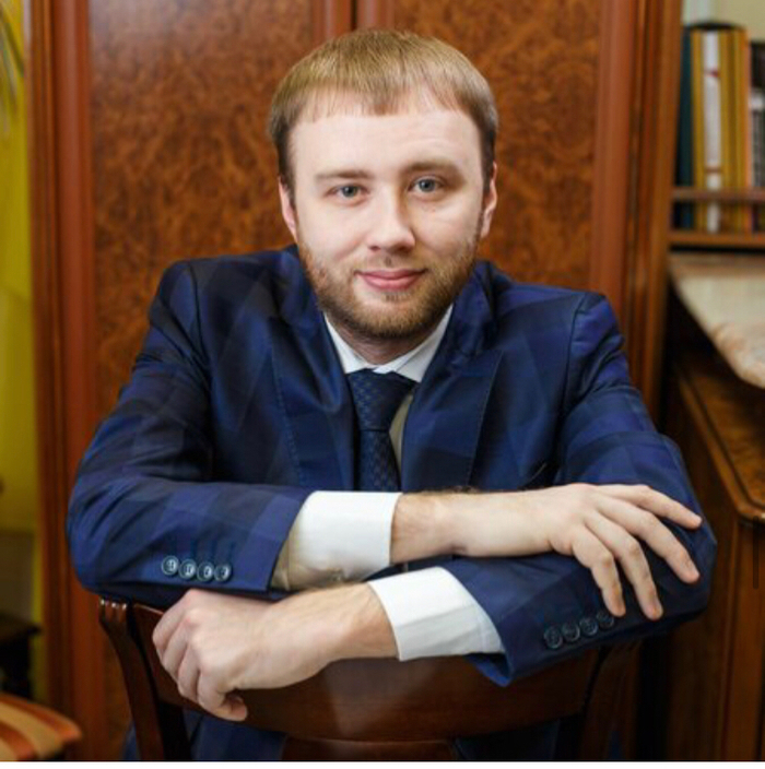 Молодой миллионер с непонятной причёской