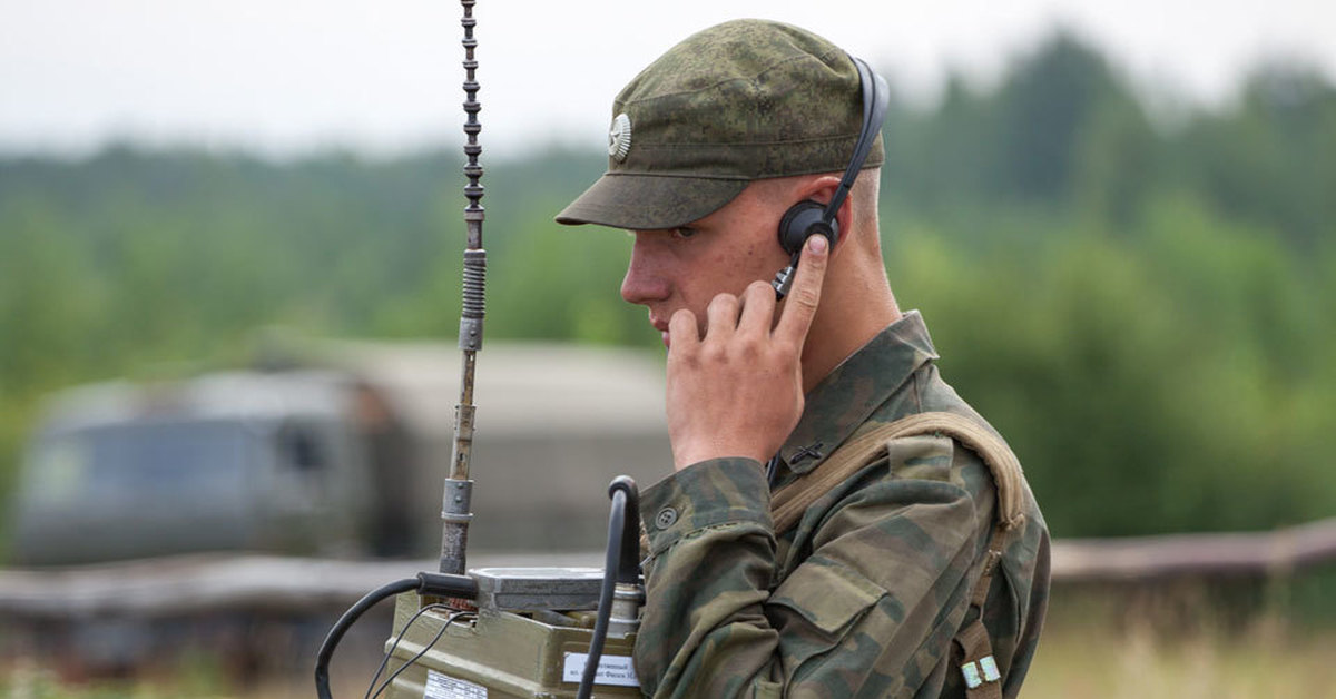 Связь идет. 20 Октября.день военного связиста в России. День войск связи вс РФ (день военного связиста). Радист армии РФ. Рация связиста армии РФ.