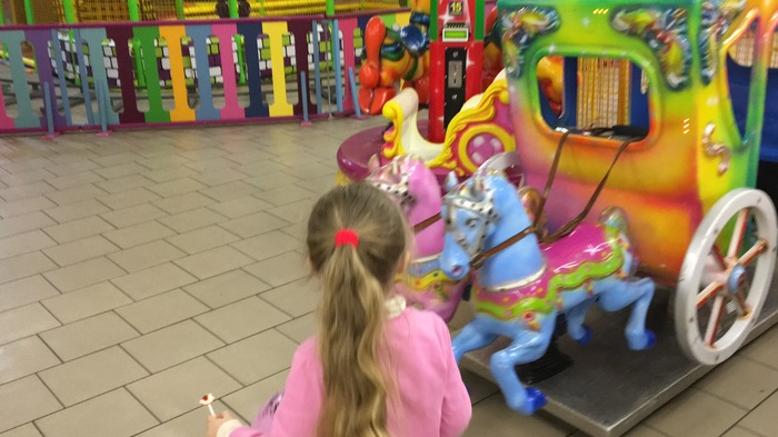 Нужен монтажёр для видео в ютуб. С опытом, у меня начинающий канал, идей много, а рук не хватает. Пишите на почту likeyulka@gmail.com