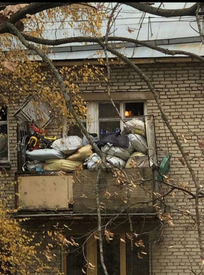 One of the balconies in Solntsevo... - My, Solntsevo, Neighbours, Moscow, Balcony, Russia, Garbage, Town, Dirt