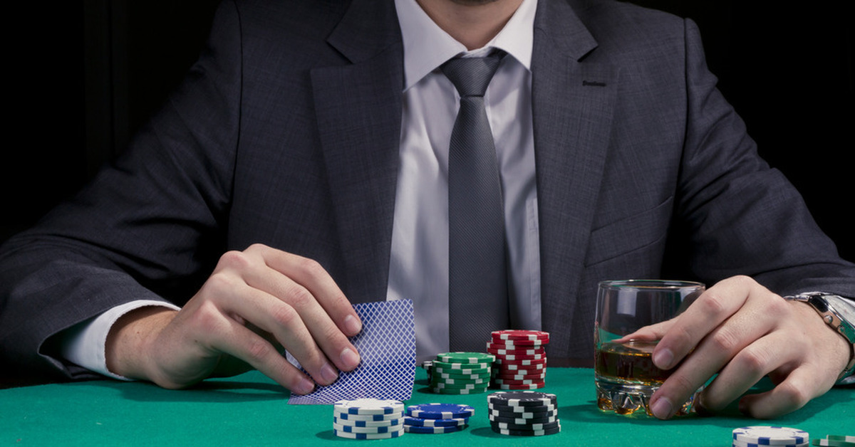 Учить играть покер. Покер. Казино Покер. Игрок в казино. Игра в Покер фото.