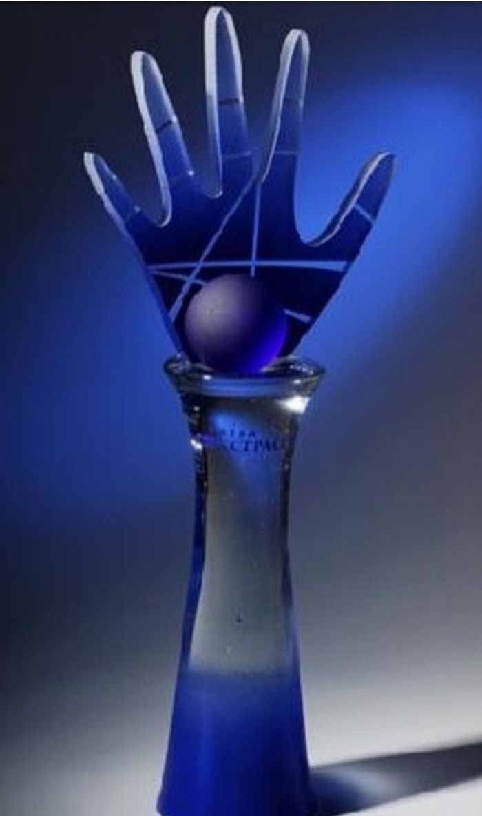 Голубая рука битва экстрасенсов. Кубок рука битва экстрасенсов. Кубок синяя рука битва экстрасенсов. Битва экстрасенсов приз рука. Синяя рука битва экстрасенсов.