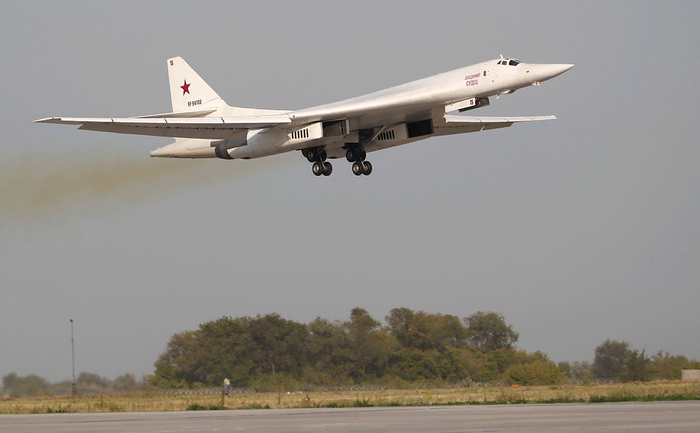 Два российских стратегических бомбардировщика Ту-160 впервые прибыли в ЮАР.