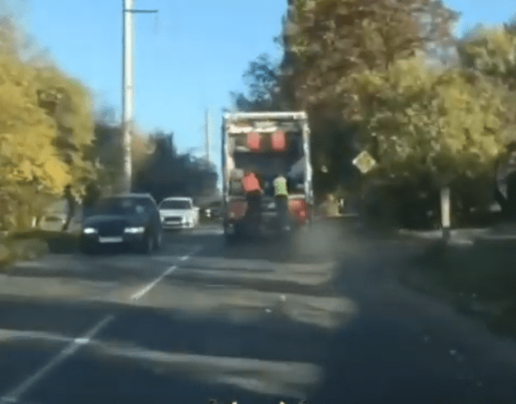 The driver of a garbage truck gave his colleagues a ride in the trunk and received a fine. - Caucasian Mineral Waters, Garbage truck, Pyatigorsk