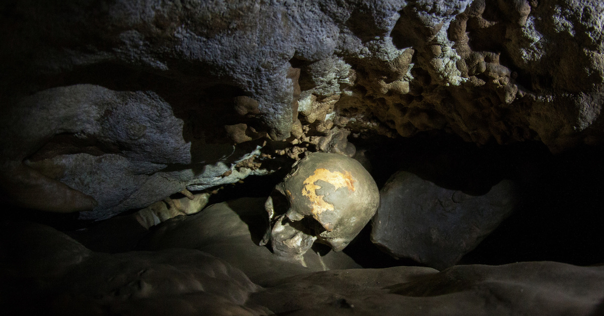 Какую вещь бекки нашли в пещере. Пещера Лос-Тайос. Пещера Нака окаменевшая змея.