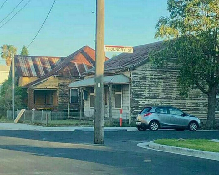 Столбы на дорогах.