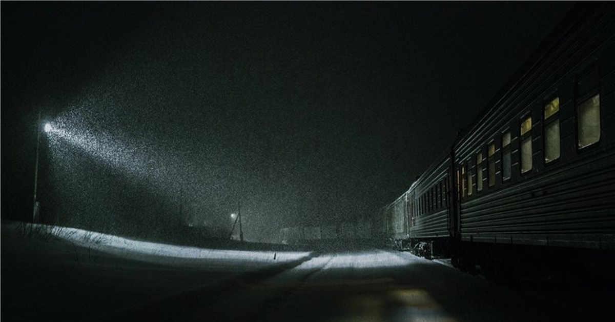 Поезд в темноте. Поезд призрак РЖД. Ночной поезд. Поезд ночью. Поезд ночью зимой.