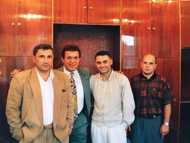 Pop singer Iosif Kobzon with members of the Tsentralnaya organized crime group at a banquet at the Kosmos cinema. - Joseph Kobzon, Organized crime group, 90th