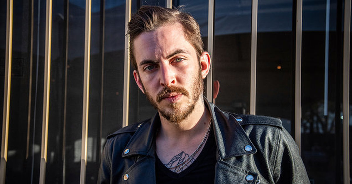 Nevermind dennis lloyd. Деннис ллойд. Lloyd певец. Деннис ллойд. Nevermind dennis lloyd.