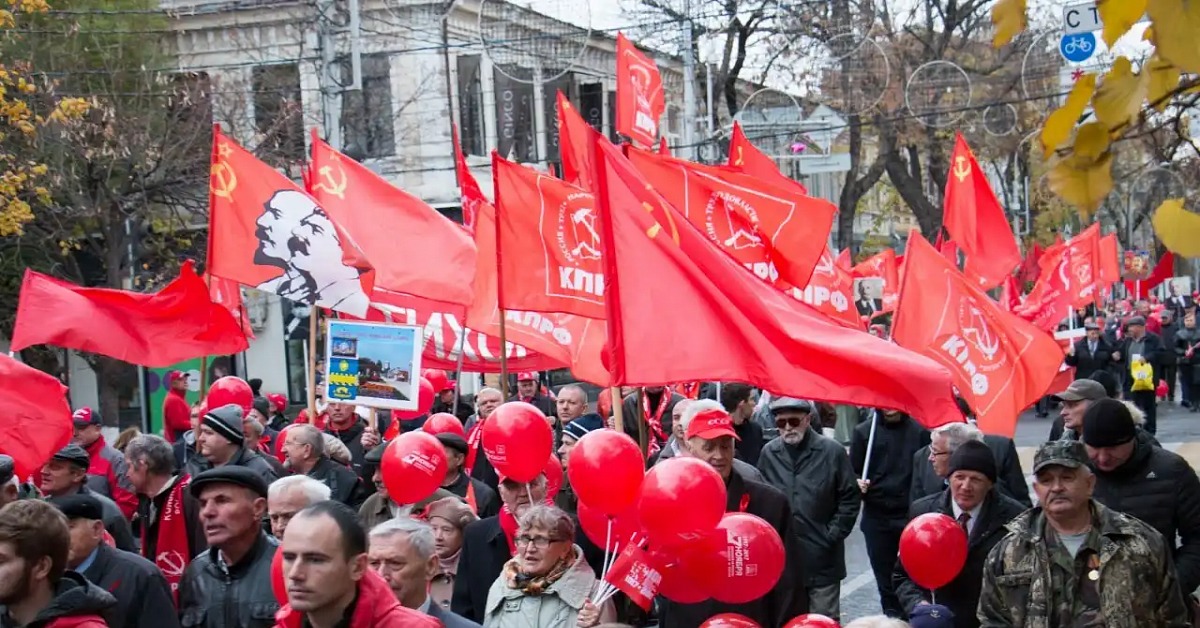 Красный прошедший. Октябрьская революция митинги. Митинг КПРФ В честь столетия Октябрьской революции. Демонстрация КПРФ. Коммунистическая демонстрация.