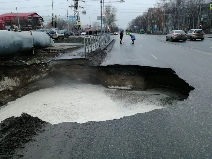 Яма с кипятком в Тюмени. - Коммунальная катастрофа, Тюмень, Авария, Дорога, Коммунальные службы