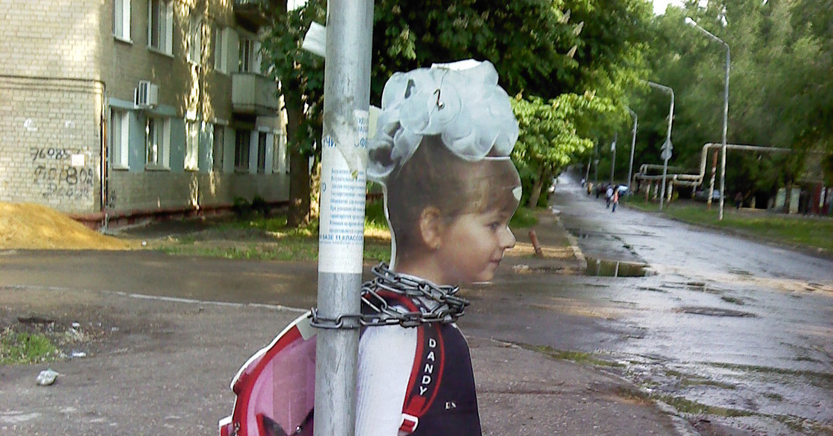 Связанная скотчем. Мама вяжет. Связанная девочка подросток. Женщина с веревкой. Слинг для новорожденного.