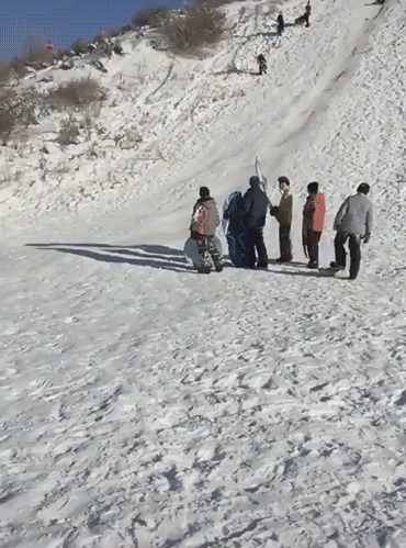 С горы на санках