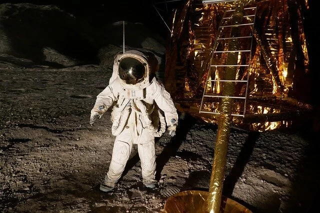 The Americans landed on the moon! What would an experienced operator say to this? - moon, Apollo, Теория заговора, Moon Scam, They couldn't, Longpost