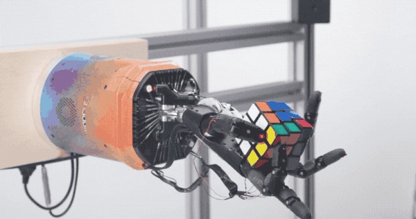 Робот, собирающий кубик Рубика