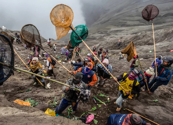 Donation catchers, Fr. Java, 2019 - The photo, Java Island, Donations, Volcano, Catchers, The mountains, Slope, Religion