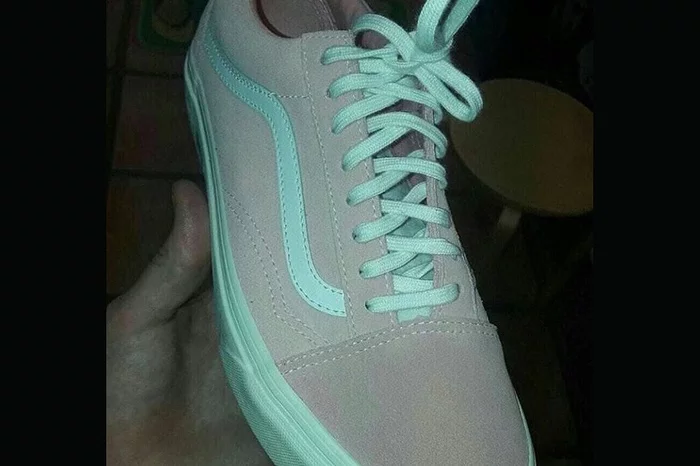 What two colors do you see on sneakers? - In contact with, What color