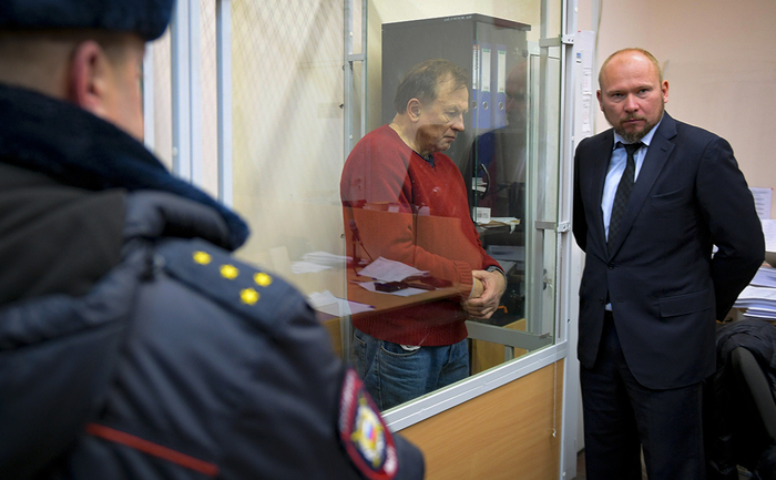 Историк-расчленитель Олег Соколов собирается написать автобиографический роман о жизни и любви