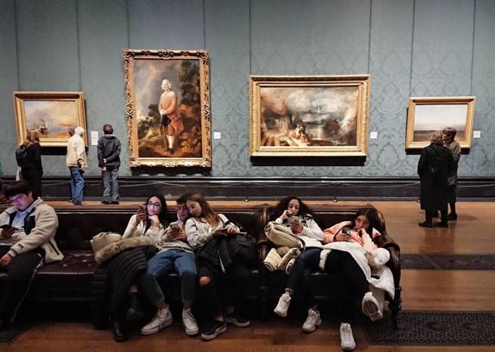 The craving for the sofa overcomes the craving for art, even in a museum - Art, Sofa, In the museum, The photo