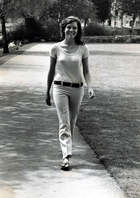 Smiles while walking - Women, Retro