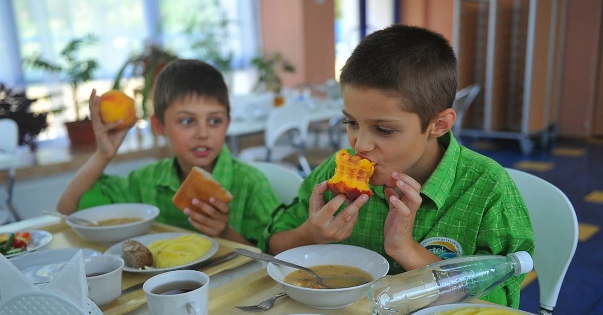 Какое питание в лагерях. Еда в детском доме. Еда в детском лагере. Обед в лагере. Обед в детском лагере.