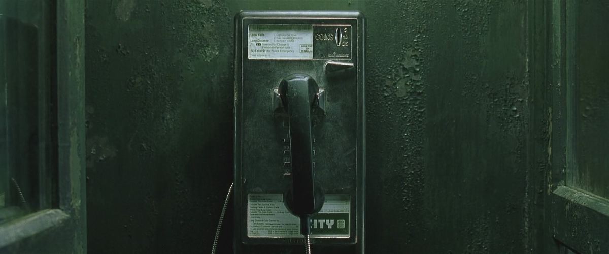 Телефон из матрицы. Матрица Тринити в телефонной будке. Нео матрица таксофон. Матрица Нео в телефонной будке. Матрица 1999 Нео в телефонной будке.