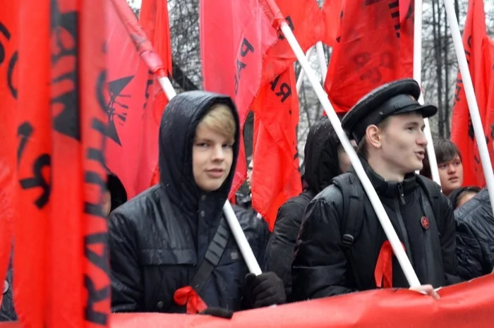 Коммунистический марш. Революционная рабочая партия (РРП). Современные коммунисты. Подросток коммунист. НБП И КПРФ.