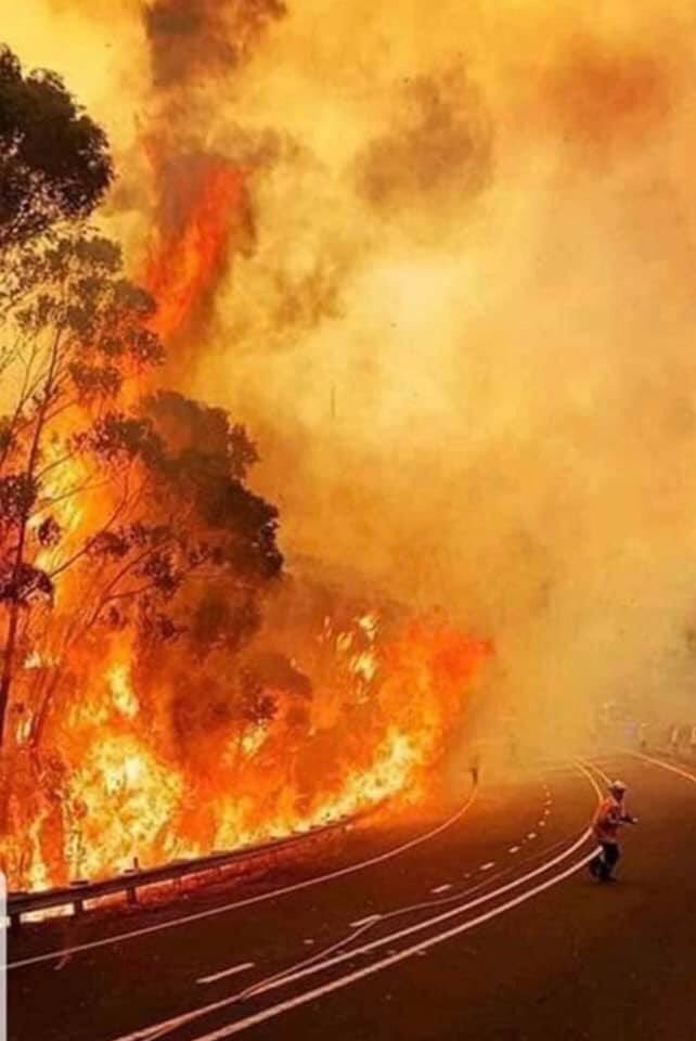 Hell opened the gates in Australia. Very brave firefighters try to close them - Australia, Fire, Firefighters, Emergency situation, Heroism