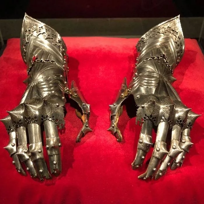 Plate gloves of Holy Roman Emperor Maximilian I - Armor, Mittens, Armor