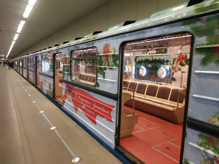 New Year's carriage from the Moscow metro! - My, Tagansko-Krasnopresnenskaya, Music, Moscow, Metro, Decoration, Railway carriage, Video, Longpost